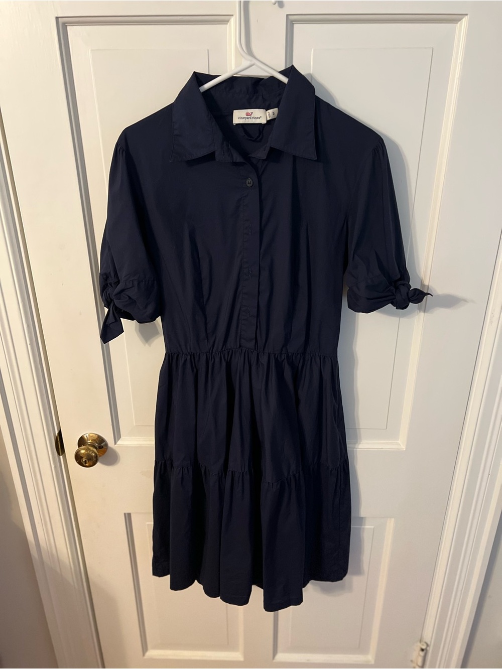 Vineyard Vines dress. Navy Blue. Womens M. Has stretch and sleeves tie& untie.